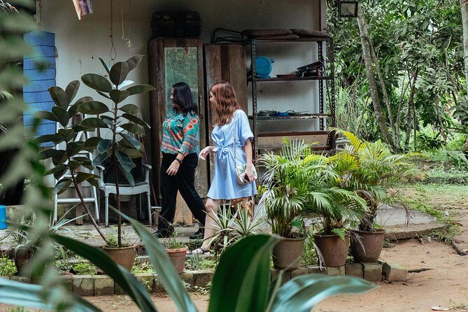 Off the Beaten Track in Singapore: Private City Tour - The suburban walk: HDB-style life, local anecdotes, and heat tips