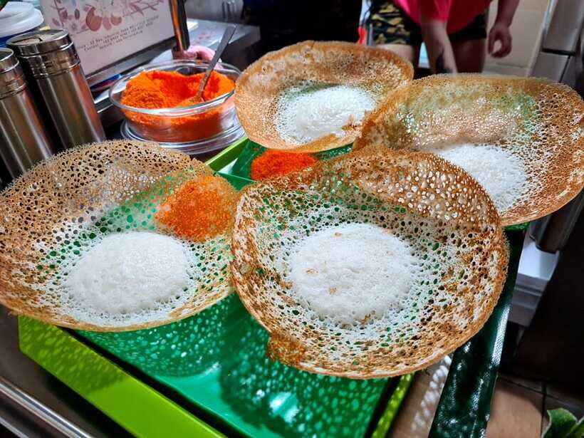 Personalised 3in1 Food Tour: 3 Cultural Trails of Singapore - Chinatown: Buddha Tooth Relic Temple, Sri Mariamman, and the Maxwell finale