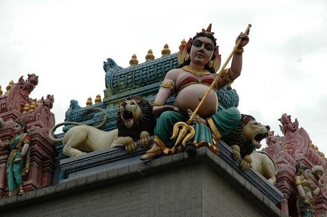 Private Singapore Chinatown, Little India and Temples Guided Tour - Buddha Tooth Relic Temple and Museum: a scarlet landmark with real gravity
