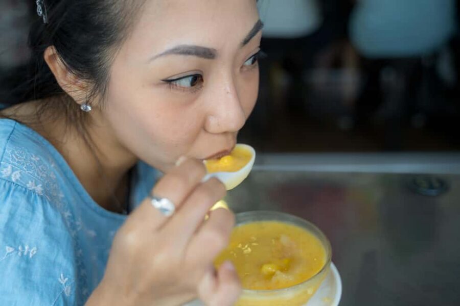 Singapore: Chinatown Hawkers Food Tour with 7 Food Tastings - The 210-minute pace: enough time to eat, not enough to lounge