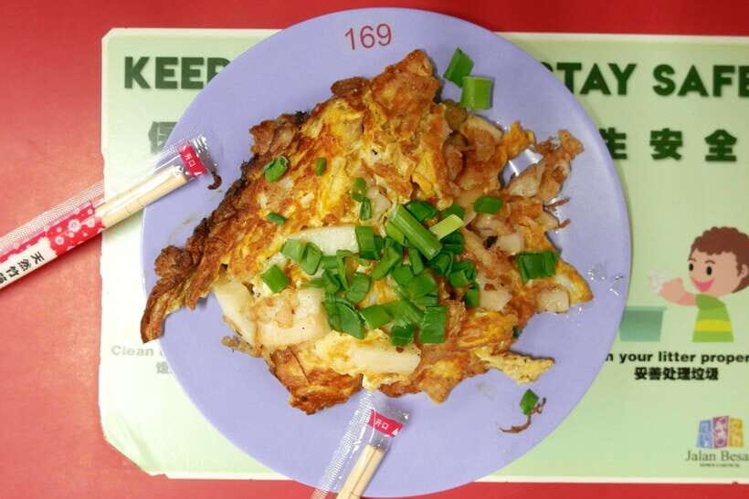 Singapore: Foodie Experience Guided Tour with 5 Tastings - Tropical fruit and seafood smells: where durian fits in