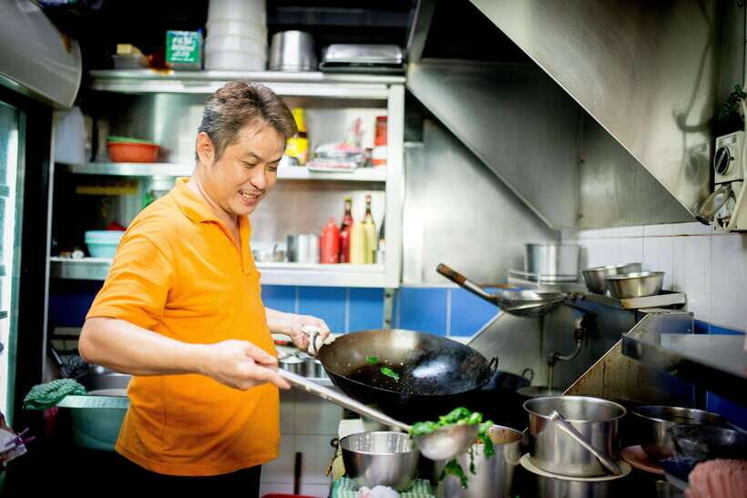 Singapore: Hawker Culture Food Tour and Sightseeing - Meeting at Thian Hock Keng Temple and Getting Oriented Fast