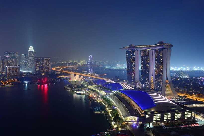 Singapore: Lau Pa Sat Night Street Food with Marina Bay Walk - Lau Pa Sat Dinner: Where the Night Turns Into a Real Hawker Meal