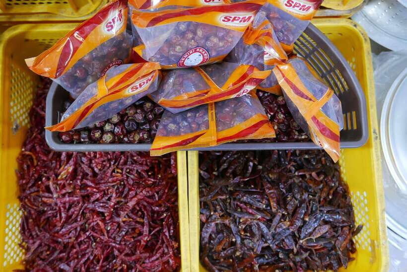 Singapore: Little India, Tekka Centre and Food Tastings Tour - Tan Teng Niah: a colorful visual break from markets and temples