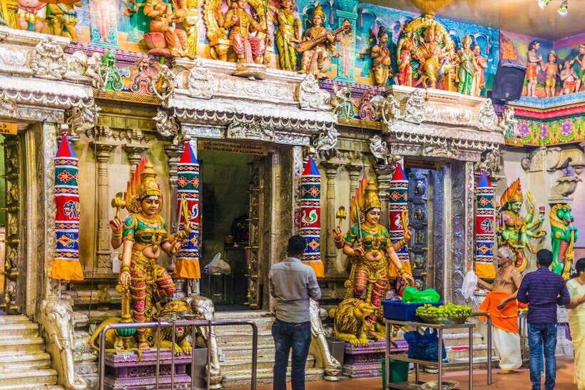 Singapore: Little India, Tekka Centre and Food Tastings Tour - Sri Veeramakaliamman Temple: what you should expect and how to behave