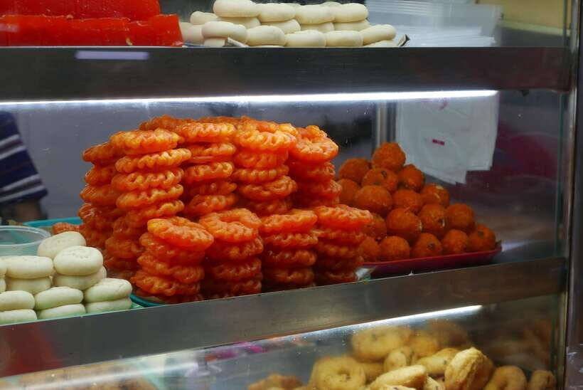 Singapore: Little India, Tekka Centre and Food Tastings Tour - Walking tour reality check: pace, group size, and comfort