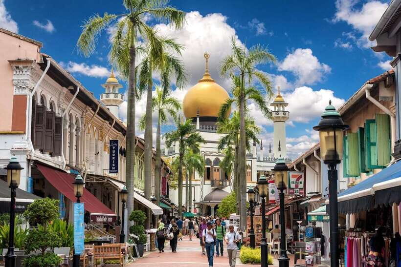 Singapore: Local Street Food Tasting Tour - Kampong Glam: short guided scenes, then your first real bite