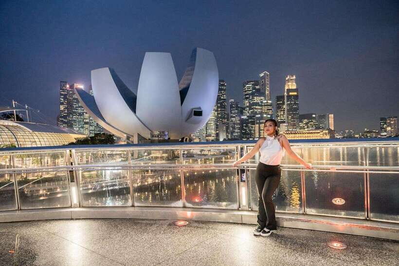 Singapore Photography: Marina Bay Sands & Gardens by the Bay - Singapore skyline photos that look like real travel cards