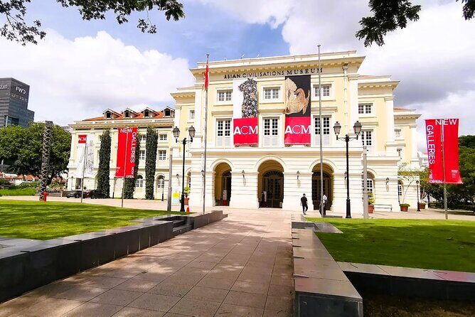 Splendour of Colonial Singapore Walking Tour with Lunch - Victoria Theatre and Concert Hall: one quick photo, but a big statement