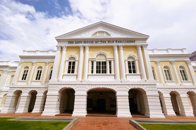 Splendour of Colonial Singapore Walking Tour with Lunch - Meeting at City Hall: a clean start point for the Civic District story